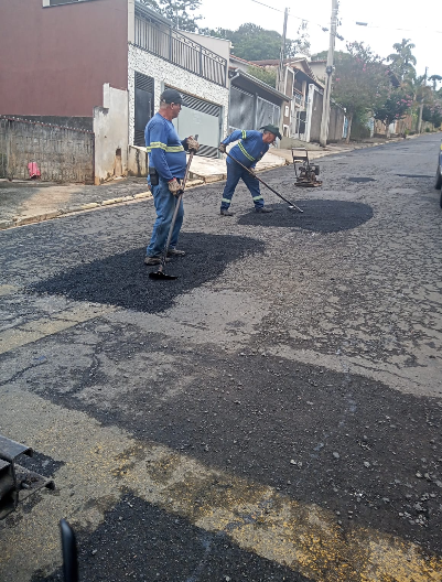 Prefeitura realiza ação de tapa-buracos em diversos pontos da cidade