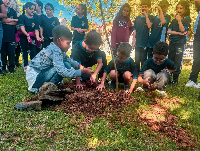Santo Antônio de Posse: Educação ambiental na prática: estudantes do CIEF realizam plantio de árvores
