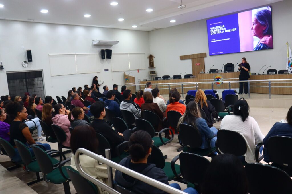 Servidores municipais participam de palestra sobre prevenção à violência contra a mulher e ao assédio