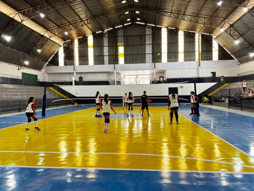 Projeto SESI reúne mais de 120 crianças e adolescentes em treinos de voleibol no Ginásio Municipal