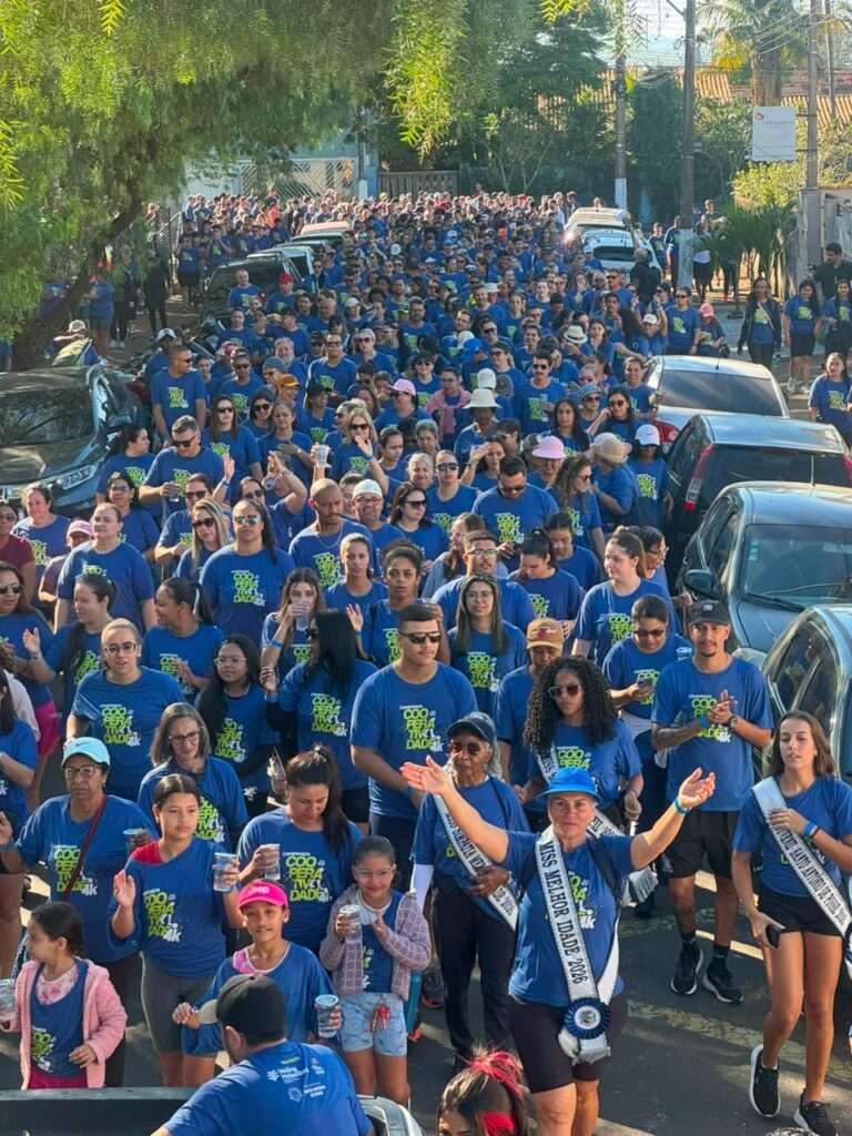 Caminhada da cooperatividade arrecada mais de 800 kg de alimentos