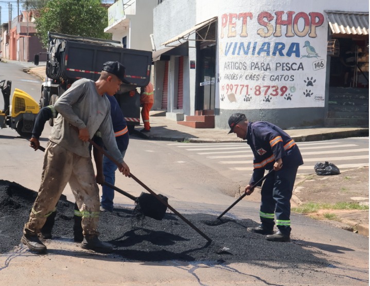 Departamento de trânsito realiza operação emergencial de tapa-buracos e aplica 23 toneladas de asfalto nas vias do município