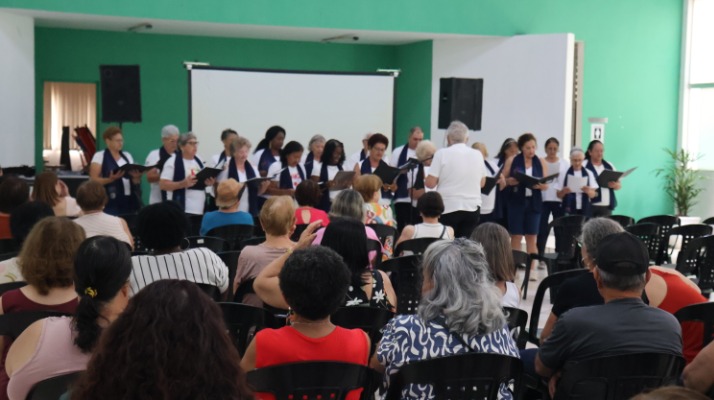 Centro Múltiplo do Idoso promove comemoração para integrantes do Grupo Viver Vale a Pena