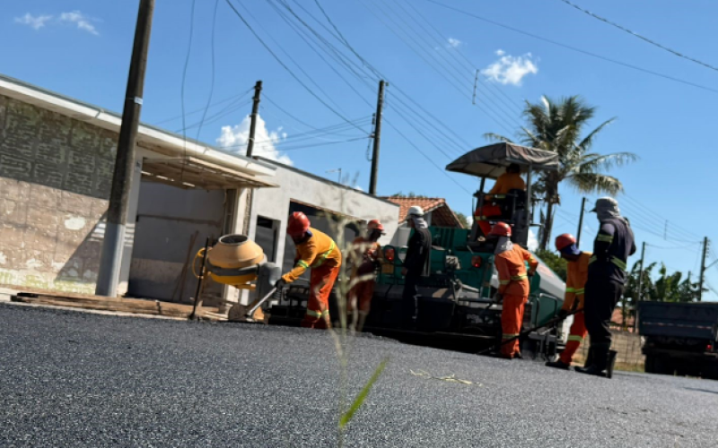 Prefeitura inicia recapeamento e sinalização viária em ruas dos bairros Pedra Branca e Maria Helena