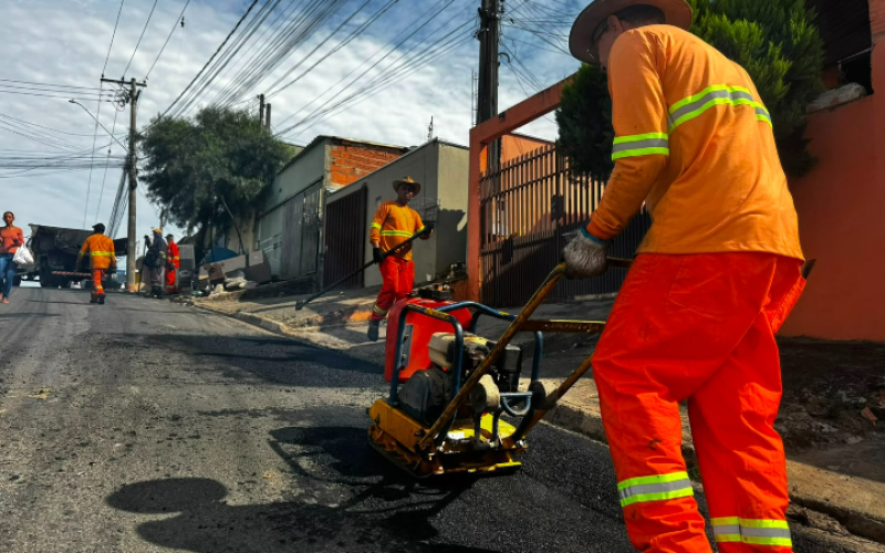 Prefeitura inicia nova etapa da Operação Tapa-Buraco no Bela Vista com aplicação de 25 toneladas de massa asfáltica