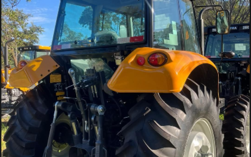 Monte Alegre do Sul recebe novo trator agrícola