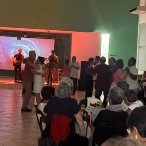 Centro Múltiplo do Idoso recebe mais de 200 pessoas em noite especial de integração e lazer