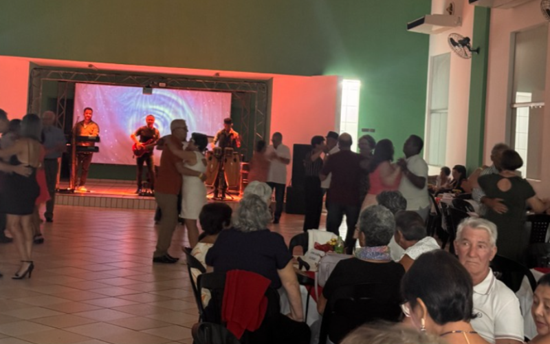 Centro Múltiplo do Idoso recebe mais de 200 pessoas em noite especial de integração e lazer