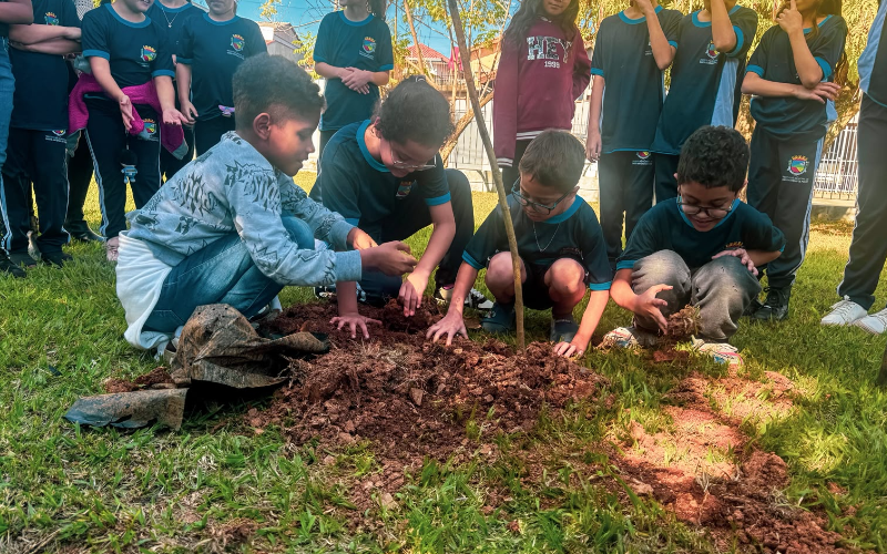 Santo Antônio de Posse: Educação ambiental na prática: estudantes do CIEF realizam plantio de árvores