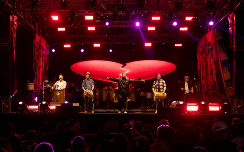 Show do Inimigos da HP reúne mais de 3 mil pessoas no Buracanã durante aniversário de Santo Antônio de Posse