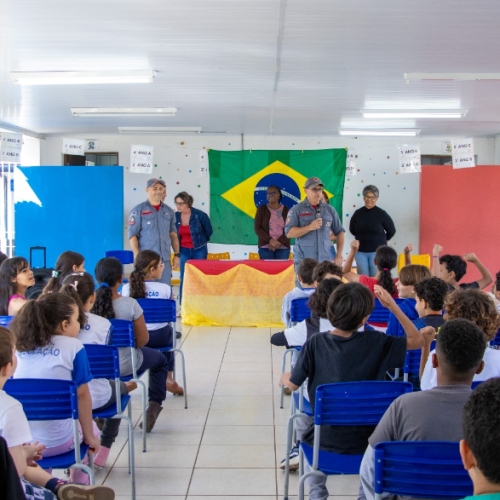 PRIMEIRA FORMATURA DO PROJETO BOMBEIRO NA ESCOLA REÚNE ALUNOS DA ESCOLA CEL. AMÂNCIO BUENO