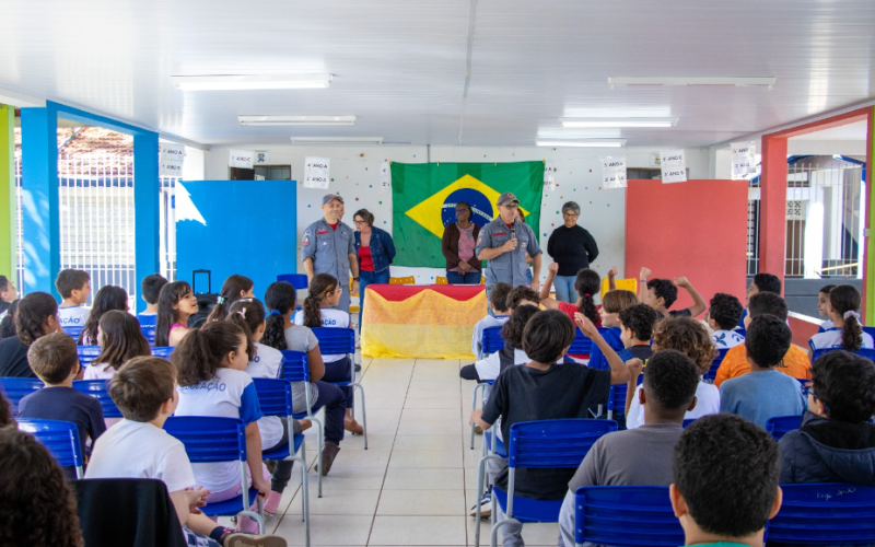 PRIMEIRA FORMATURA DO PROJETO BOMBEIRO NA ESCOLA REÚNE ALUNOS DA ESCOLA CEL. AMÂNCIO BUENO