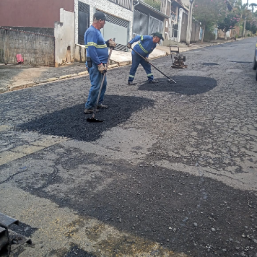 Prefeitura realiza ação de tapa-buracos em diversos pontos da cidade