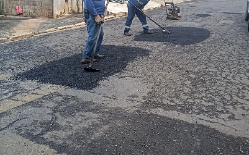 Prefeitura realiza ação de tapa-buracos em diversos pontos da cidade