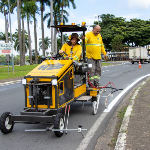 MOBILIDADE REALIZA PINTURA DE LINHA DE BORDA NA AV PREFEITO LAÉRCIO GOTHARDO