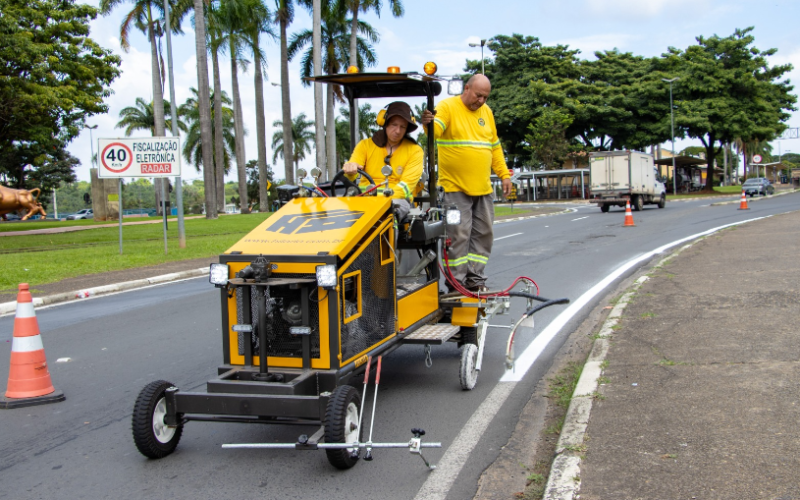 MOBILIDADE REALIZA PINTURA DE LINHA DE BORDA NA AV PREFEITO LAÉRCIO GOTHARDO