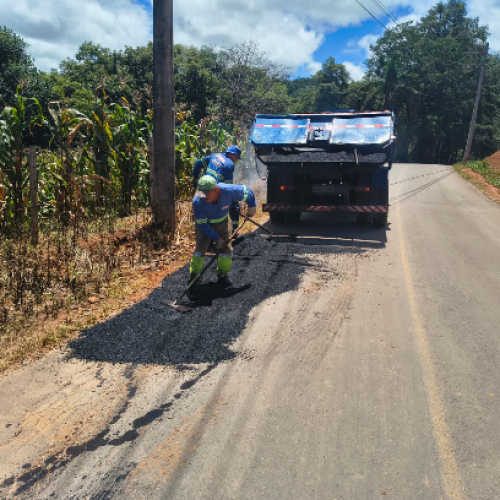 Prefeitura realiza ação de tapa-buraco na Vargem Grande