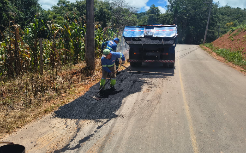 Prefeitura realiza ação de tapa-buraco na Vargem Grande