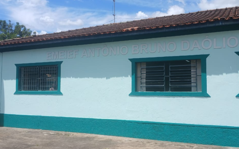 Prefeitura realiza pintura na Escola Municipal Antônio Bruno Daólio