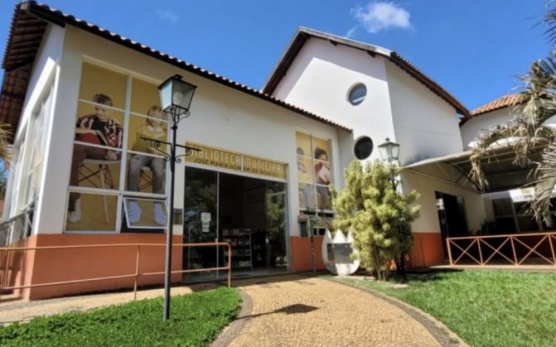 Biblioteca tem programação especial com sessões de cinema e contação de histórias