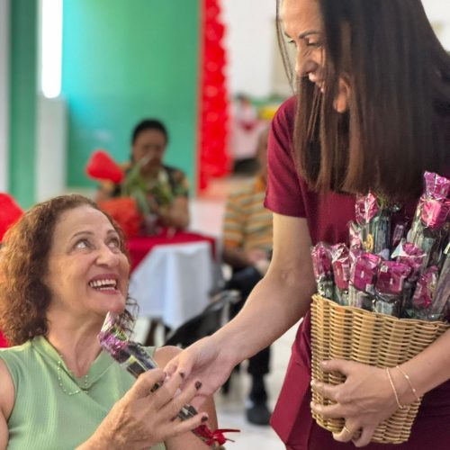 Centro Múltiplo do Idoso promove homenagem especial de Dia das Mães para grupo da terceira idade