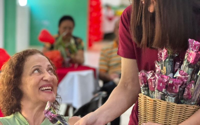 Centro Múltiplo do Idoso promove homenagem especial de Dia das Mães para grupo da terceira idade
