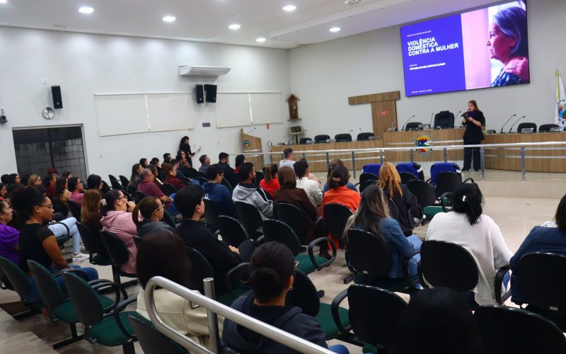 Servidores municipais participam de palestra sobre prevenção à violência contra a mulher e ao assédio