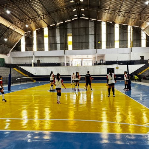 Projeto SESI reúne mais de 120 crianças e adolescentes em treinos de voleibol no Ginásio Municipal