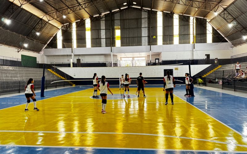 Projeto SESI reúne mais de 120 crianças e adolescentes em treinos de voleibol no Ginásio Municipal