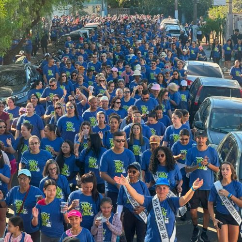 Caminhada da cooperatividade arrecada mais de 800 kg de alimentos
