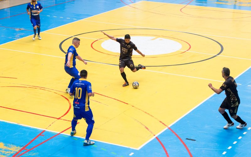 TAÇAS PRATA E OURO DO FUTSAL AMADOR REGISTRAM 73 GOLS NA PRIMEIRA RODADA