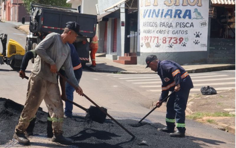 Departamento de trânsito realiza operação emergencial de tapa-buracos e aplica 23 toneladas de asfalto nas vias do município