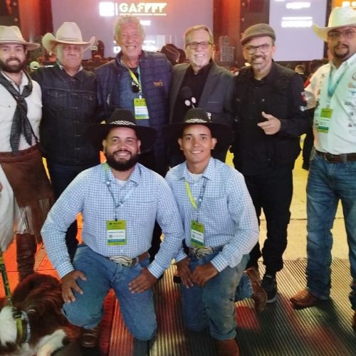 Os Independentes divulgam Barretos 2027 no GAFFFF com música, catira e homenagem ao Berranteiro das Américas