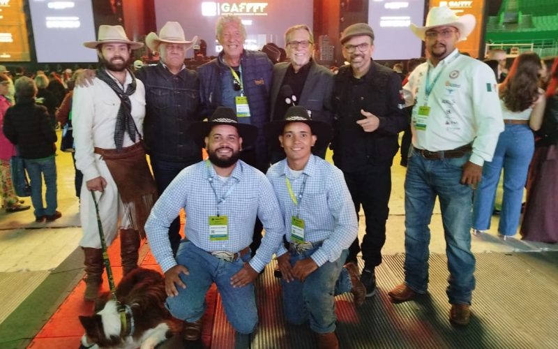 Os Independentes divulgam Barretos 2027 no GAFFFF com música, catira e homenagem ao Berranteiro das Américas